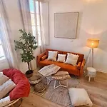 Sous Les Toits D\'Avignon